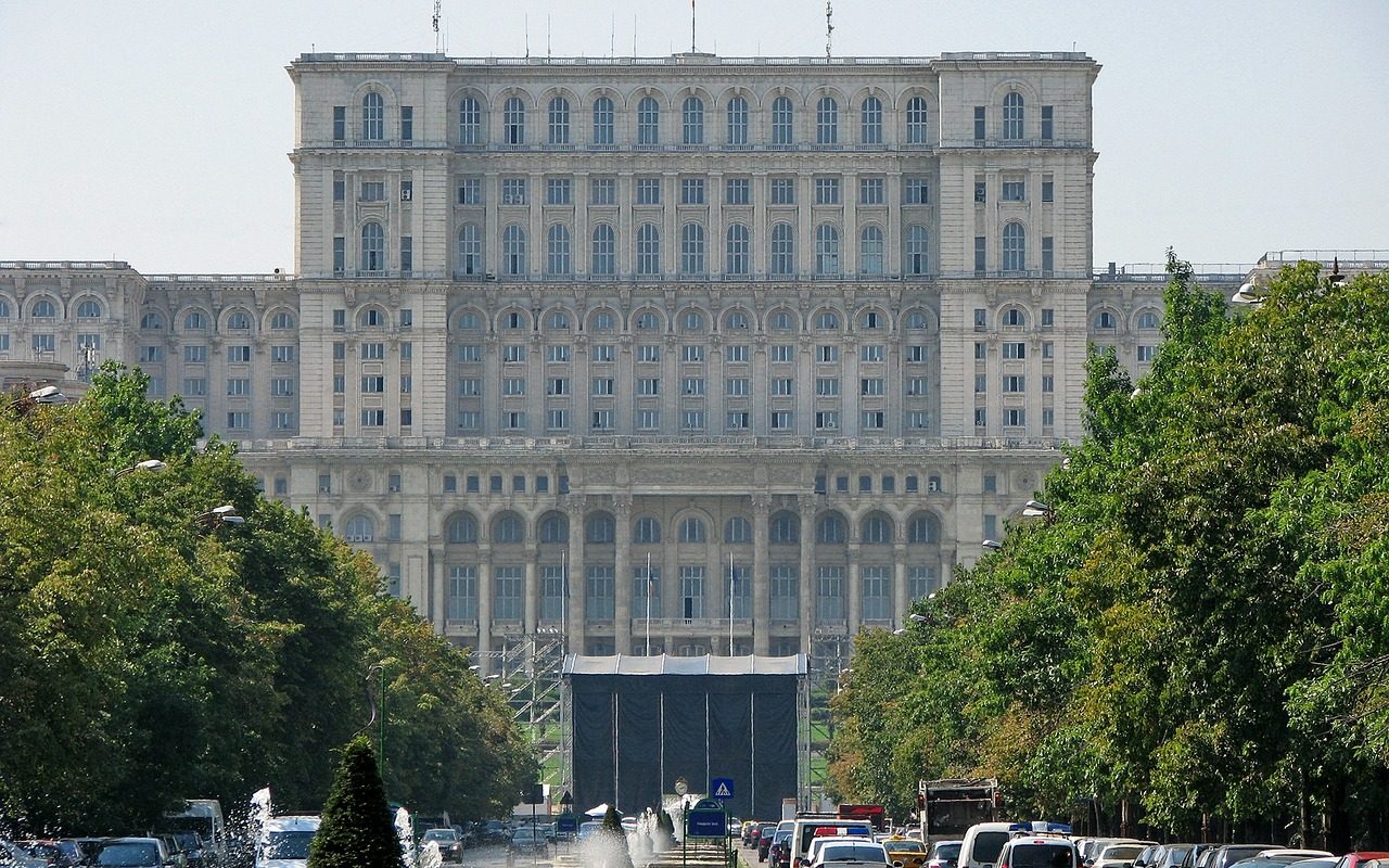 Парламентът в Букурещ най-тежката сграда ли е това?